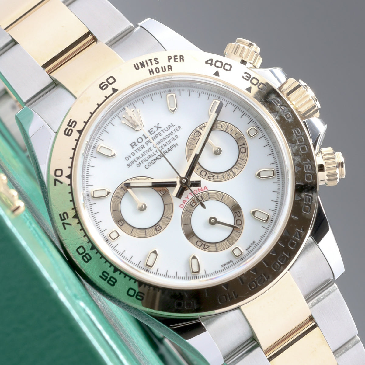 Rolex Daytona 2022 Complete 40mm Oystersteel and Yellow Gold White Dial 18k Yellow Gold Tachymeter Bezel Oystersteel and Yellow Gold Oyster Bracelet with Oysterlock Clasp 116503