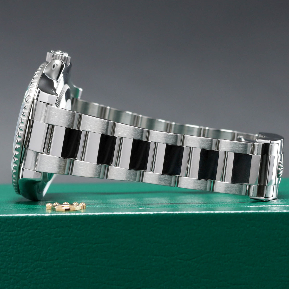 Rolex Yacht Master 2018 Complete 40mm Oystersteel Rhodium Grey with Blue Accents Dial Solid Platinum Bidirectional Rotating Bezel Oyster Bracelet 116622
