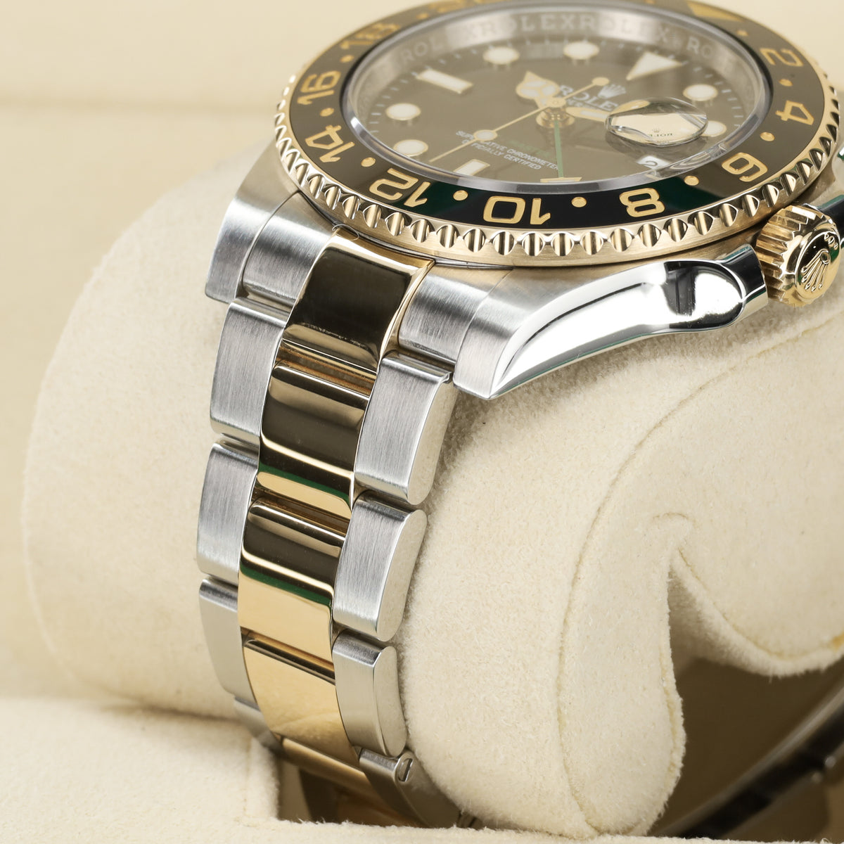 Rolex GMT Master II Complete 40mm Oystersteel and Yellow Gold Black Dial Black Cerachrom Ceramic Bezel Two-Tone Oyster Bracelet 116713LN