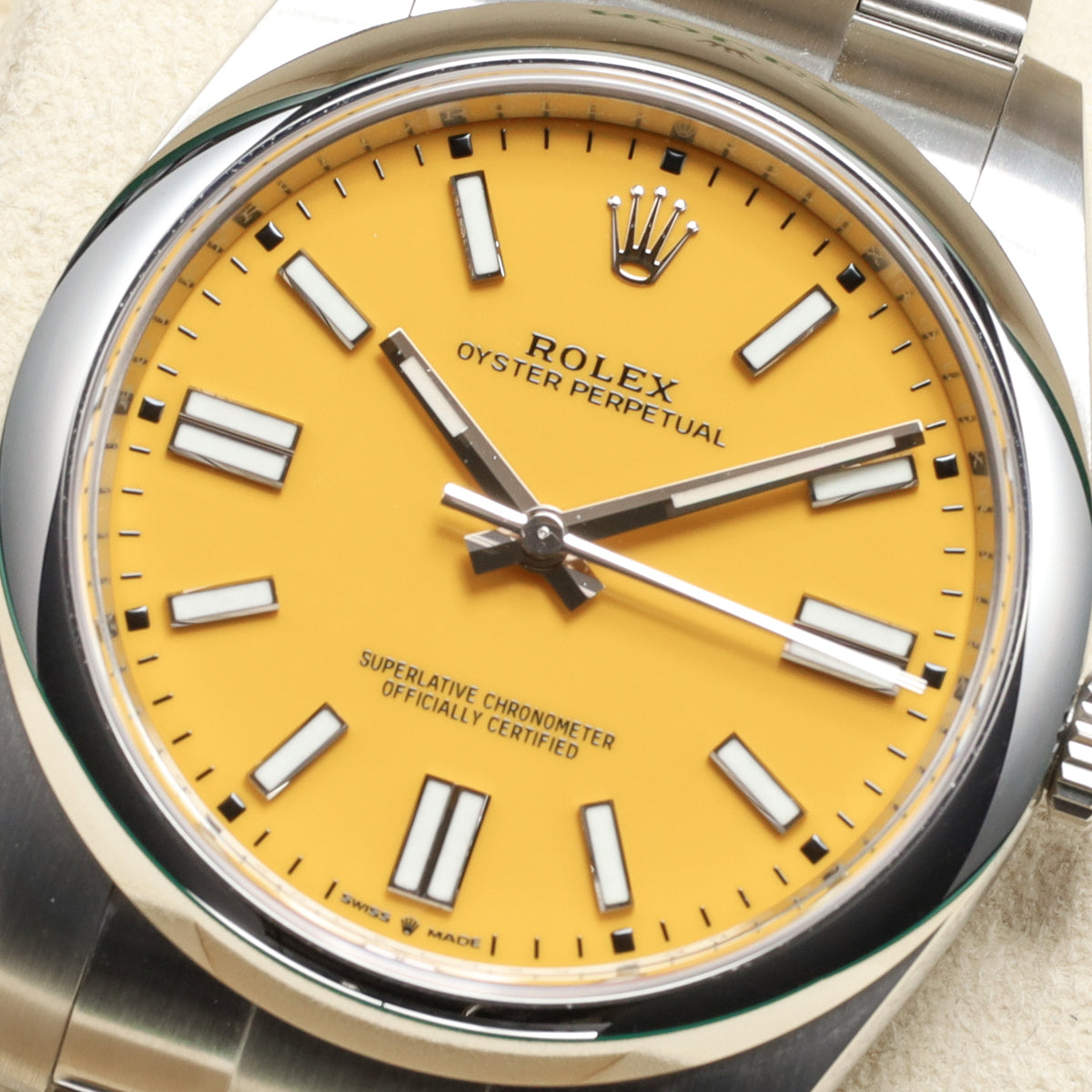 Rolex Oyster Perpetual 2021 Complete 41mm Oystersteel Yellow Dial Smooth Bezel Oyster Bracelet 124300