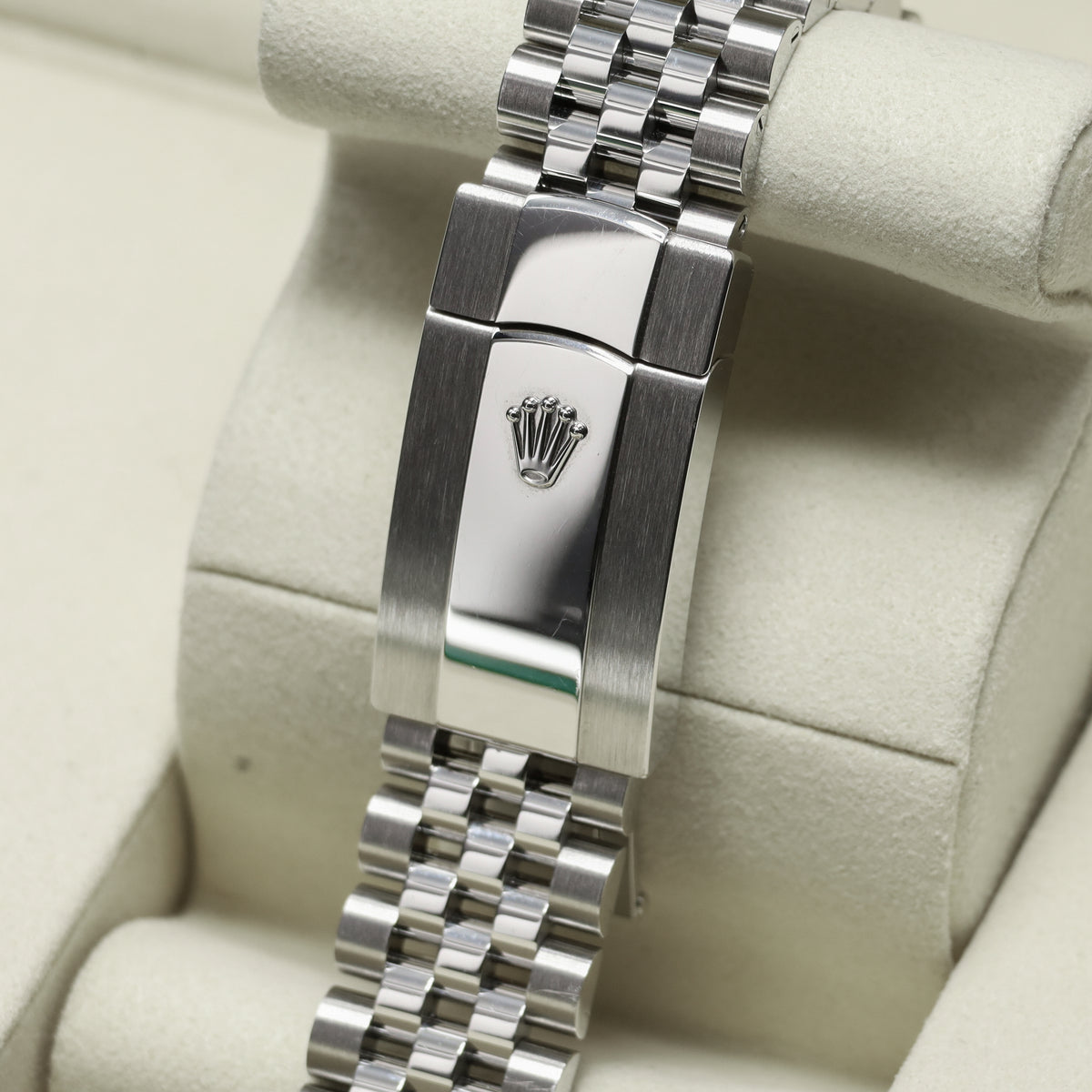 Rolex Datejust 2025 Complete 41mm Oystersteel Black Dial Smooth Bezel Jubilee Bracelet 126300