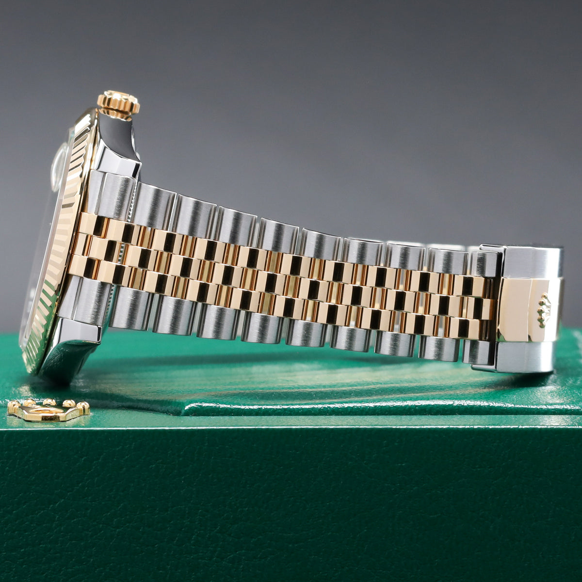 Rolex Datejust 2024 Complete 41mm Oystersteel Stainless Steel & 18K Gold Champagne Fluted Motif Dial 18K Gold Fluted Bezel Two-Tone Oystersteel & 18K Gold Jubilee Bracelet 126331