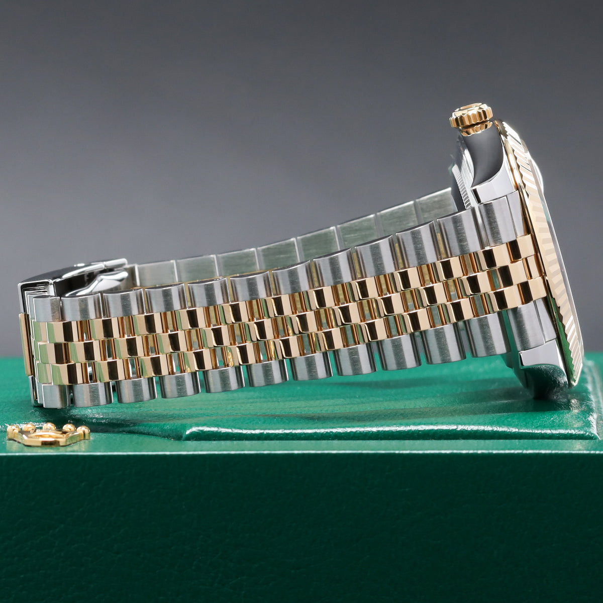 Rolex Datejust 2024 Complete 41mm Oystersteel Stainless Steel & 18K Gold Champagne Fluted Motif Dial 18K Gold Fluted Bezel Two-Tone Oystersteel & 18K Gold Jubilee Bracelet 126331