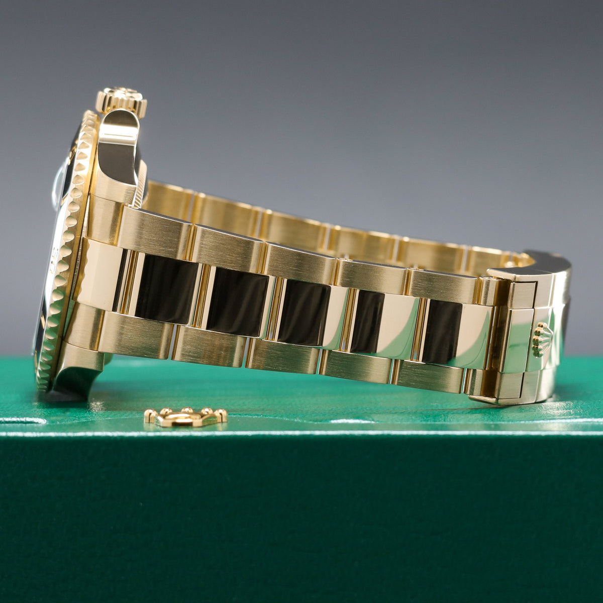 Rolex Submariner Date 41mm 18k Yellow Gold Black Dial Unidirectional Rotatable Bezel 18k Yellow Gold Oyster Bracelet 126618LN