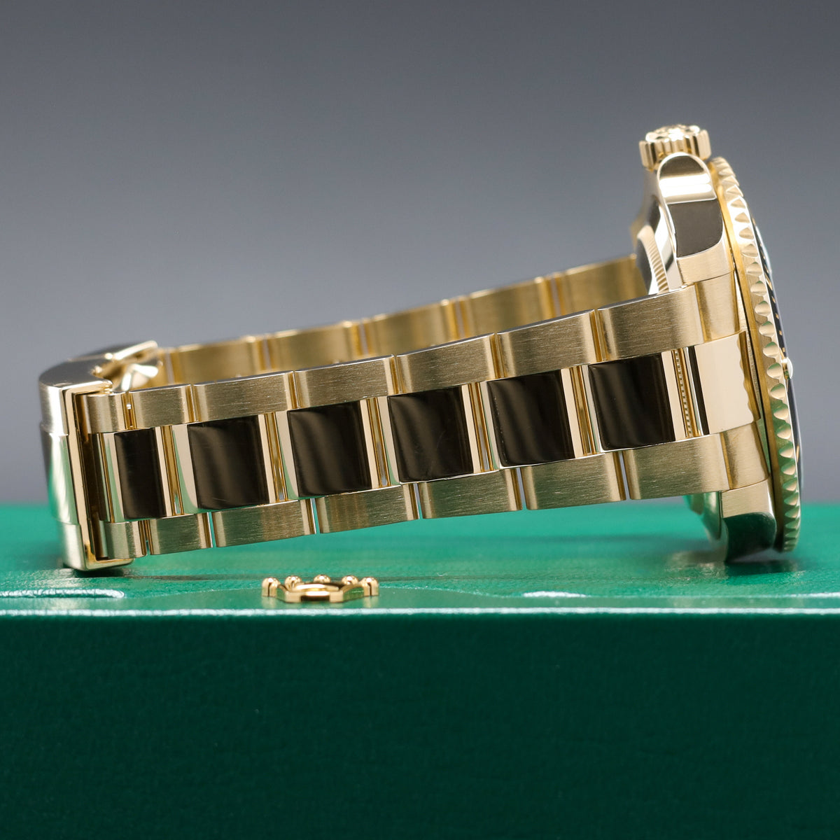 Rolex Submariner Date 41mm 18k Yellow Gold Black Dial Unidirectional Rotatable Bezel 18k Yellow Gold Oyster Bracelet 126618LN