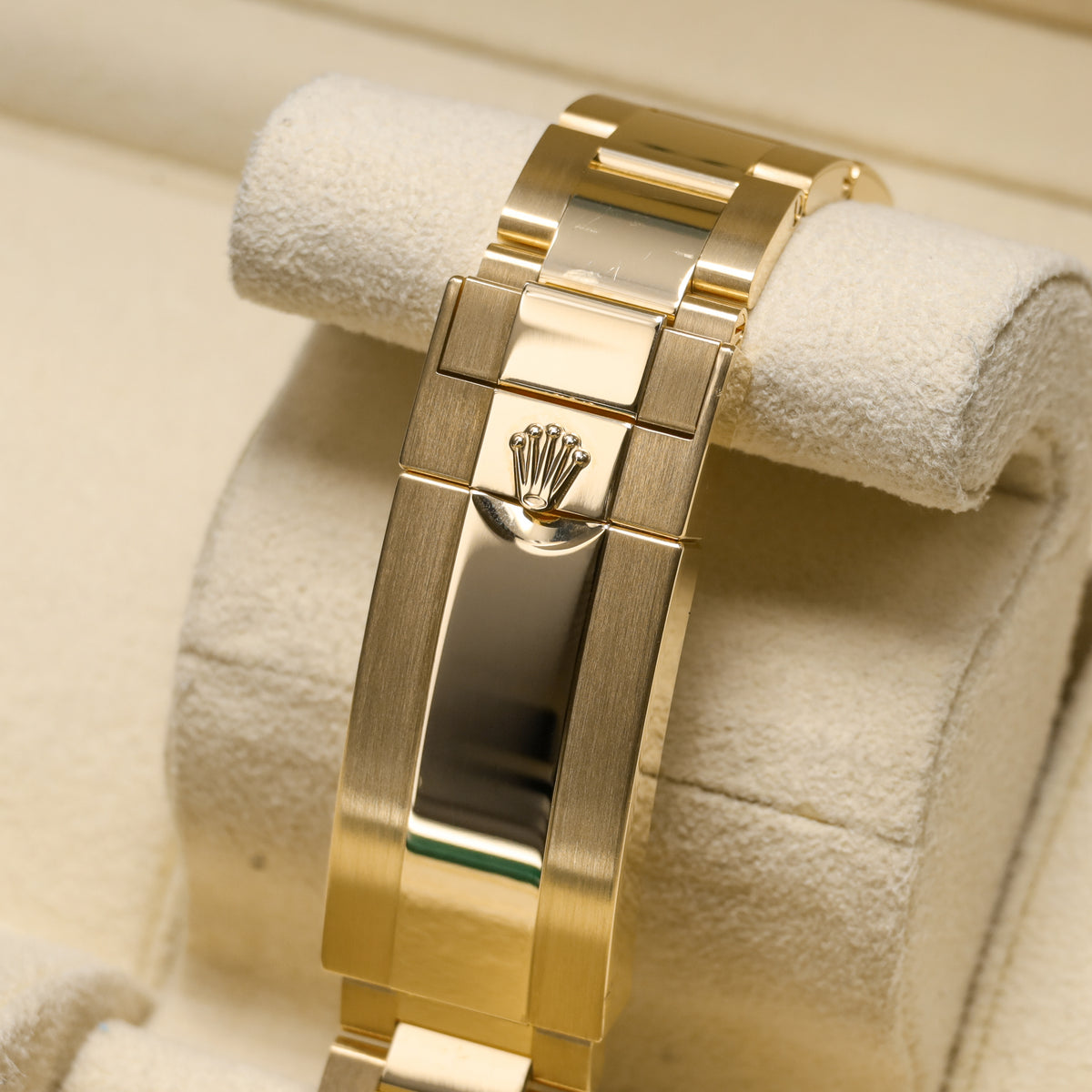 Rolex Submariner Date 41mm 18k Yellow Gold Black Dial Unidirectional Rotatable Bezel 18k Yellow Gold Oyster Bracelet 126618LN