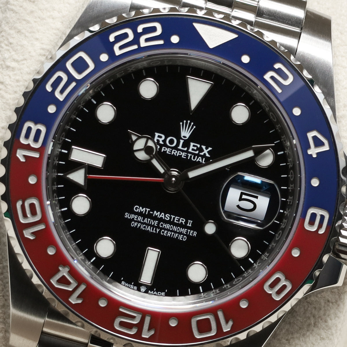 Rolex GMT Master II Pepsi 2022 Complete 40mm Oystersteel Black Dial Red and Blue Cerachrom Ceramic Bezel Jubilee Bracelet 126710BLRO