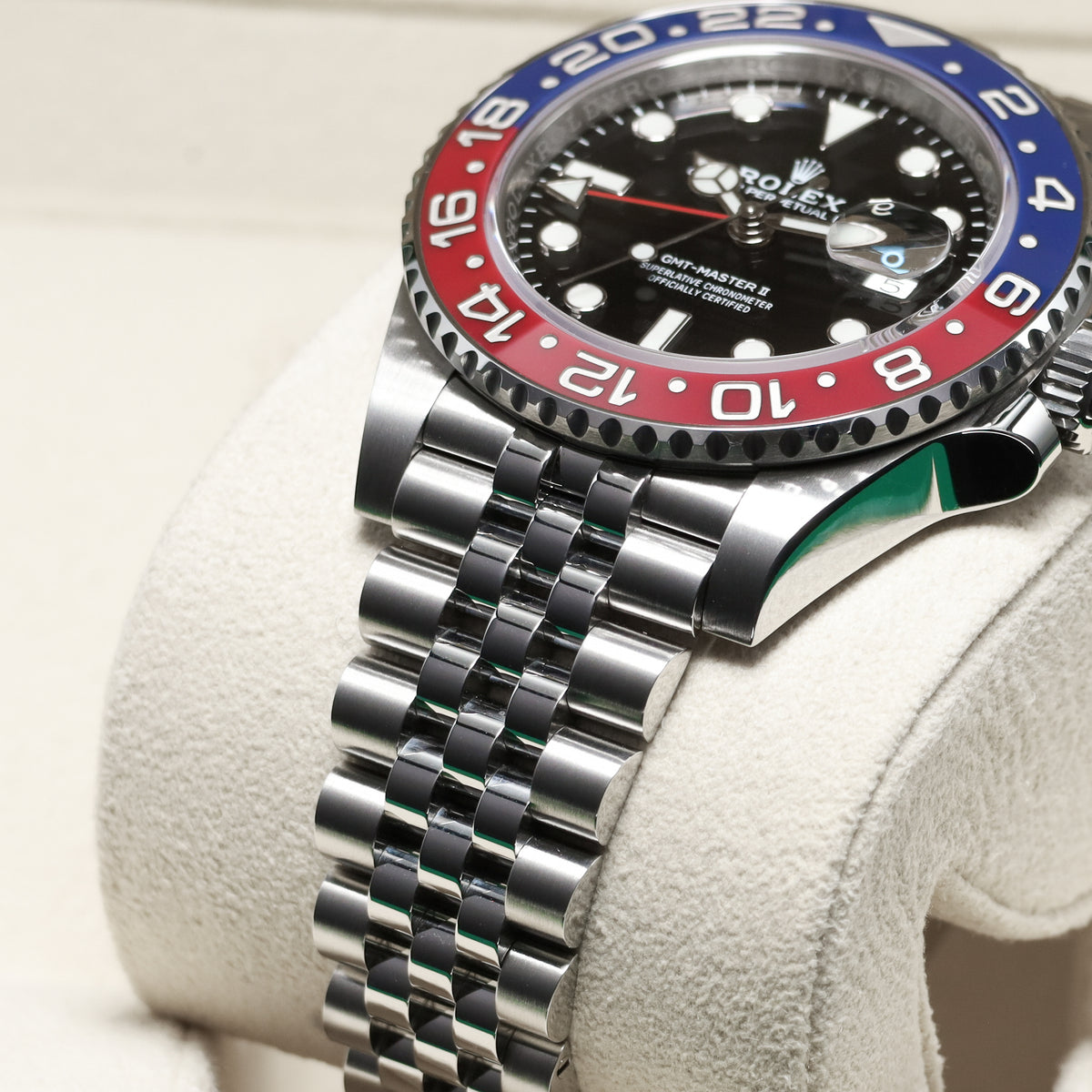 Rolex GMT Master II Pepsi 2022 Complete 40mm Oystersteel Black Dial Red and Blue Cerachrom Ceramic Bezel Jubilee Bracelet 126710BLRO