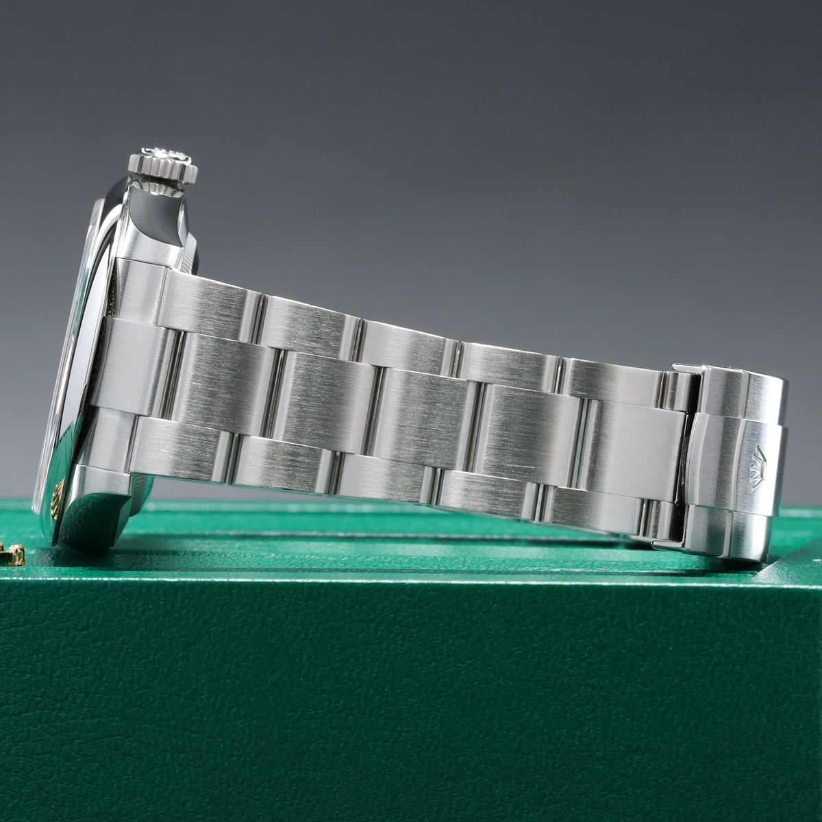 Rolex Oyster Perpetual 2026 Complete 41mm Oystersteeel Med Blue Dial Smooth Domed Bezel Oyster Bracelet 134300