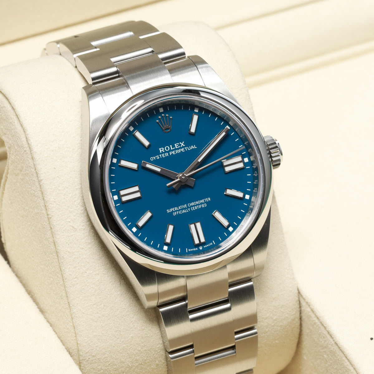 Rolex Oyster Perpetual 2026 Complete 41mm Oystersteeel Med Blue Dial Smooth Domed Bezel Oyster Bracelet 134300