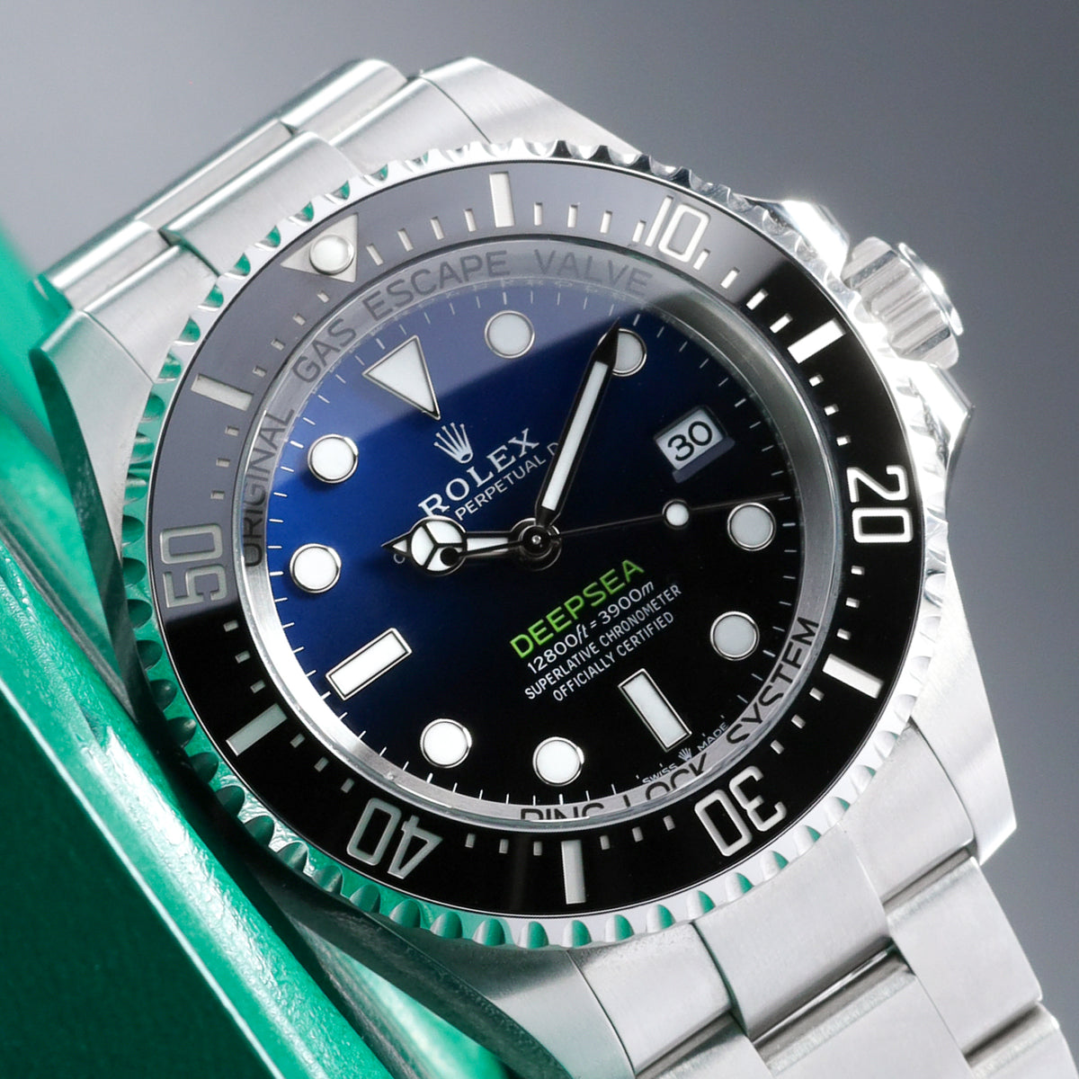 Rolex Sea Dweller 2025 Complete 44mm Oystersteel D-Blue Gradient Dial Black Cerachrom Ceramic Bezel Oyster Bracelet 136660
