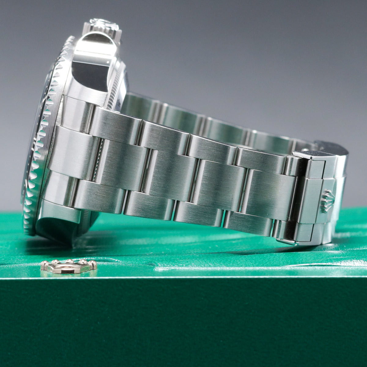 Rolex Sea Dweller 2025 Complete 44mm Oystersteel D-Blue Gradient Dial Black Cerachrom Ceramic Bezel Oyster Bracelet 136660