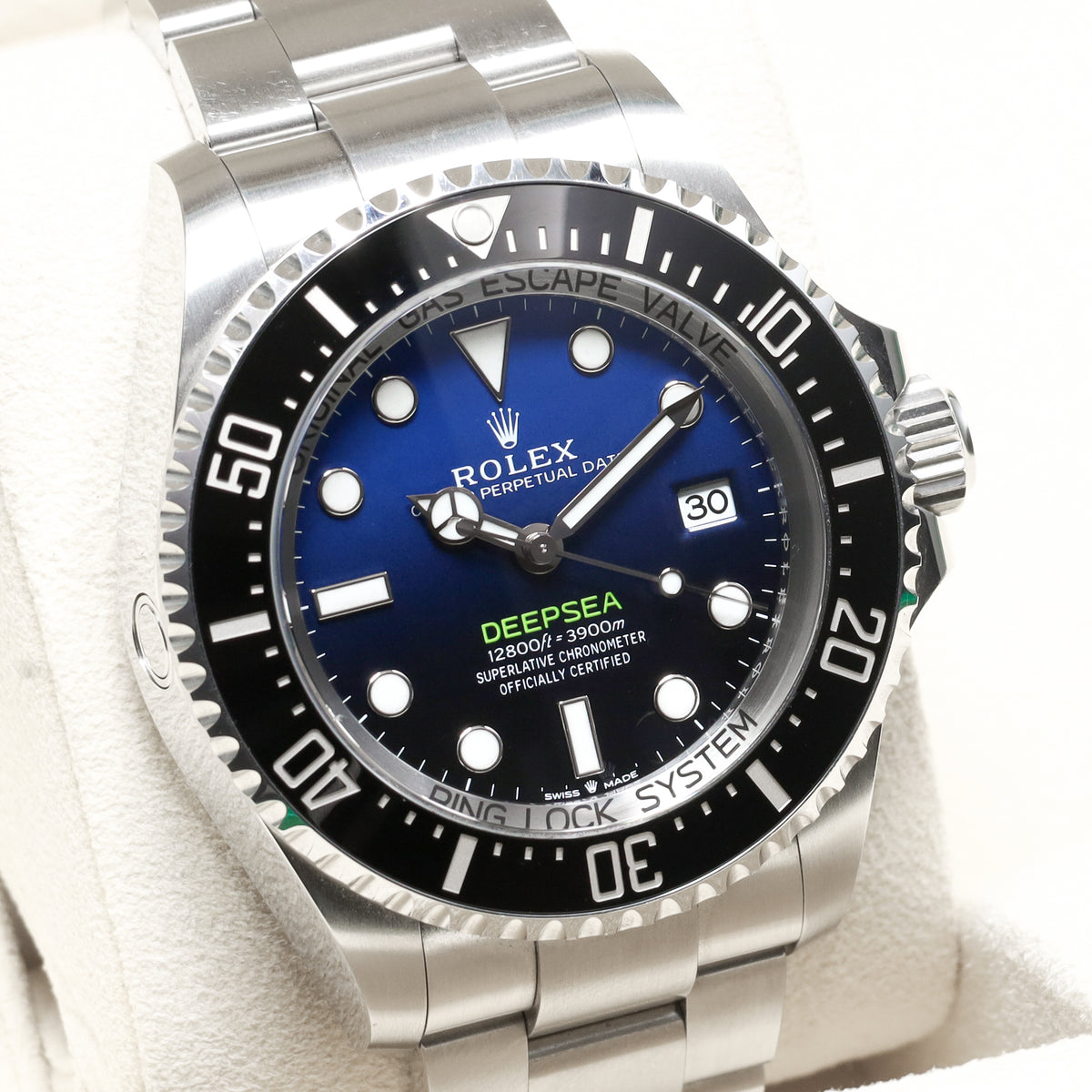 Rolex Sea Dweller 2025 Complete 44mm Oystersteel D-Blue Gradient Dial Black Cerachrom Ceramic Bezel Oyster Bracelet 136660