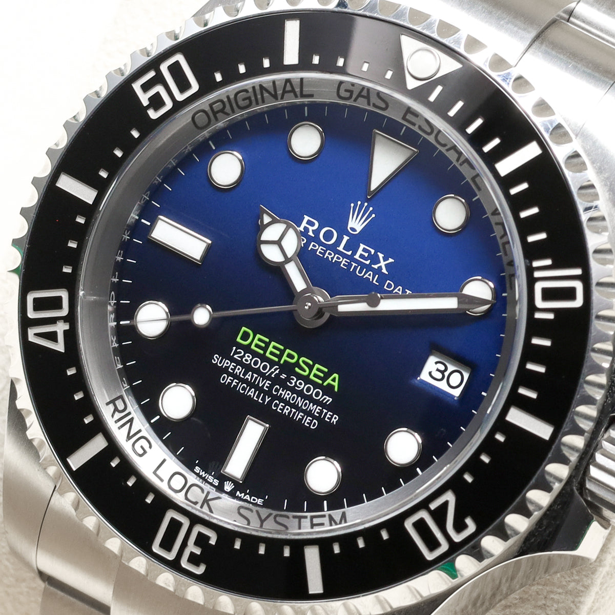 Rolex Sea Dweller 2025 Complete 44mm Oystersteel D-Blue Gradient Dial Black Cerachrom Ceramic Bezel Oyster Bracelet 136660