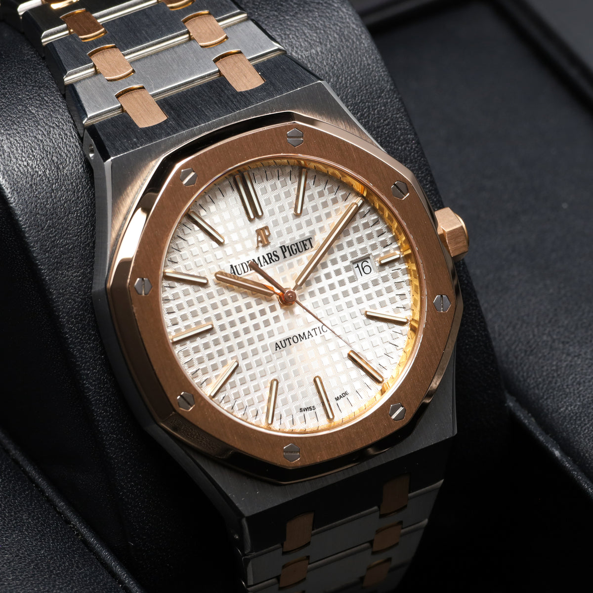 Audemars Royal Oak 2016 41mm Steel 18K Rose Gold White Dial Two-tone Bezel 18K Rose Gold Integrated Bracelet 15400SR