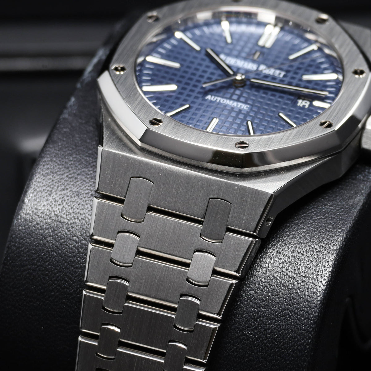 Audemars Piguet Royal Oak 2015 Complete 41mm Stainless Steel Blue Dial Stainless Steel Stainless Steel Integrated Bracelet 15400ST