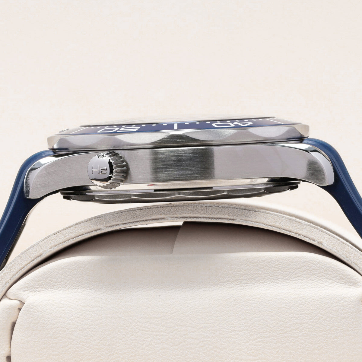 Omega Seamaster 2025 Complete 42mm Stainless Steel Grey Wave Dial Blue Ceramic Unidirectional Bezel Blue Rubber Strap 210.32.42.20.06.001