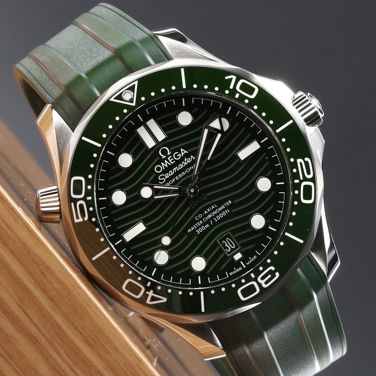 Omega Seamaster 2022 Complete 42mm Stainless Steel Green Wave Pattern Ceramic Dial Green Ceramic Dive Bezel Green Rubber Strap 210.32.42.20.10.001