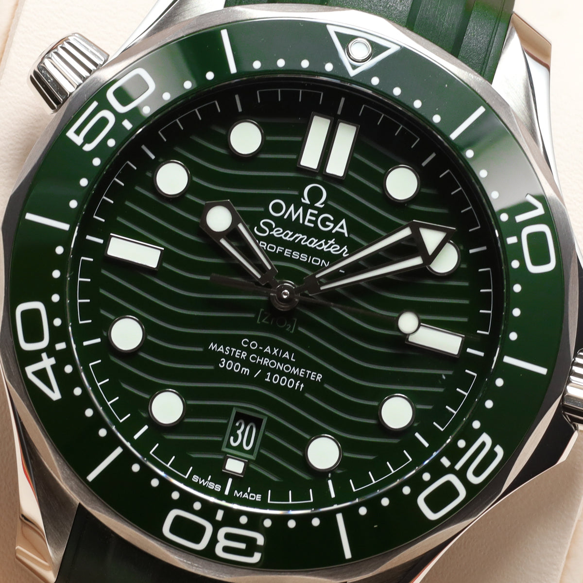Omega Seamaster 2022 Complete 42mm Stainless Steel Green Wave Pattern Ceramic Dial Green Ceramic Dive Bezel Green Rubber Strap 210.32.42.20.10.001