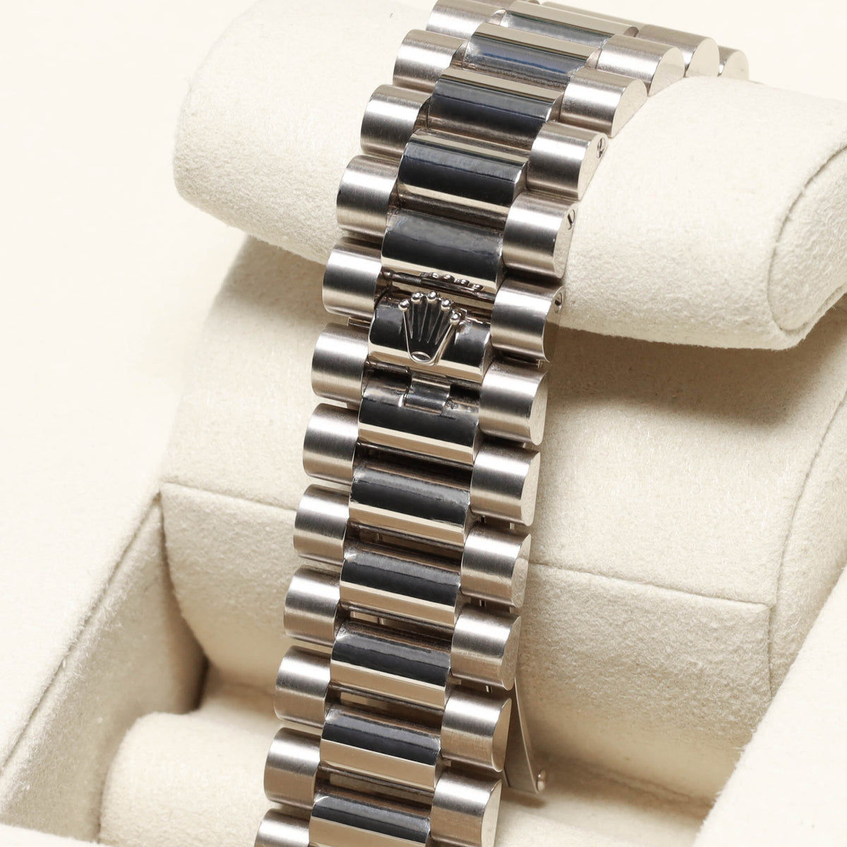 Rolex Day Date 2026 Complete 40mm 18k White Gold Bright Blue Dial 18k White Gold Fluted Bezel President Bracelet 228239