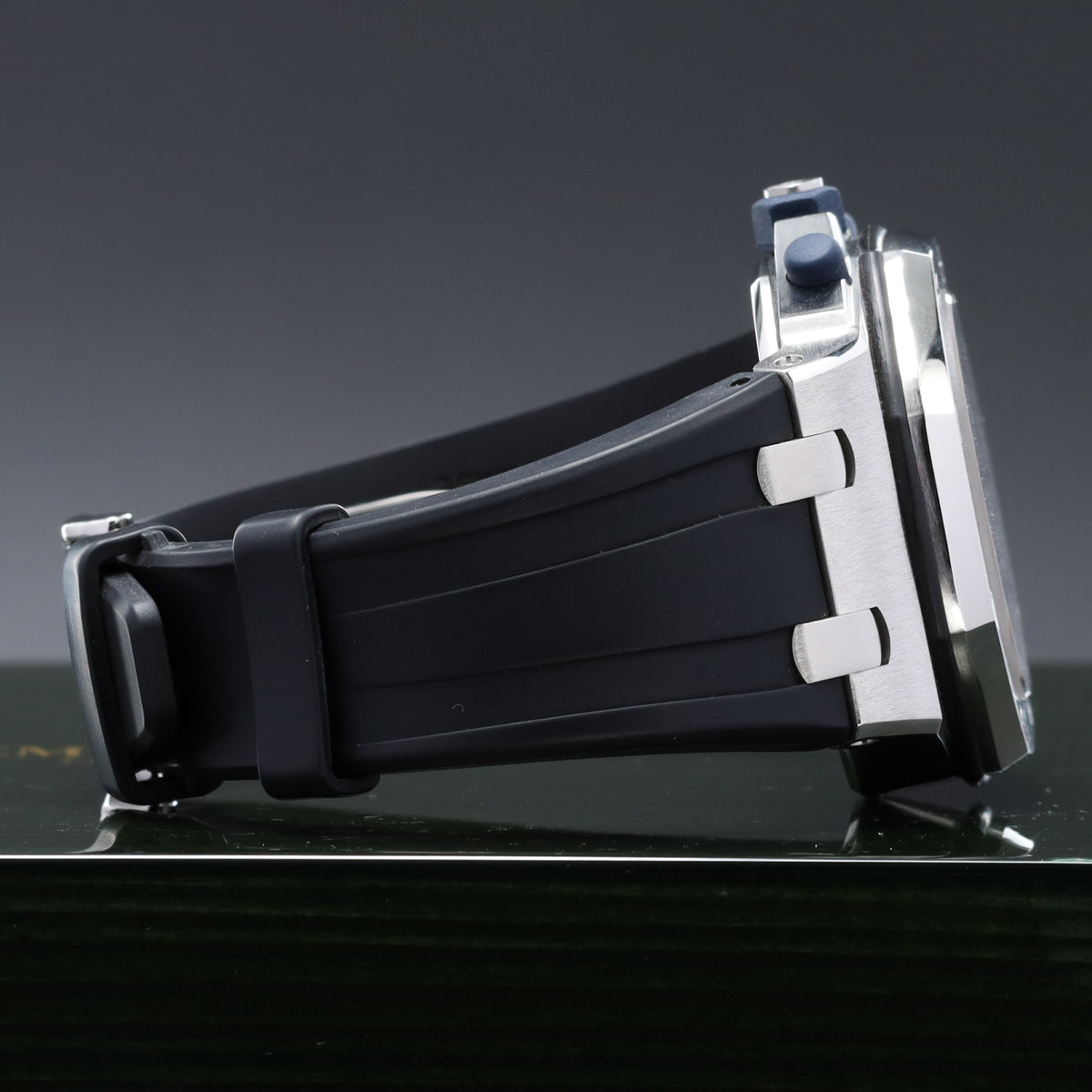 Audemars Piguet Royal Oak Offsore 42mm Stainless steel White “Panda” Dial With Blue Subdials Octagonal Offshore Bezel Rubber strap 26170ST
