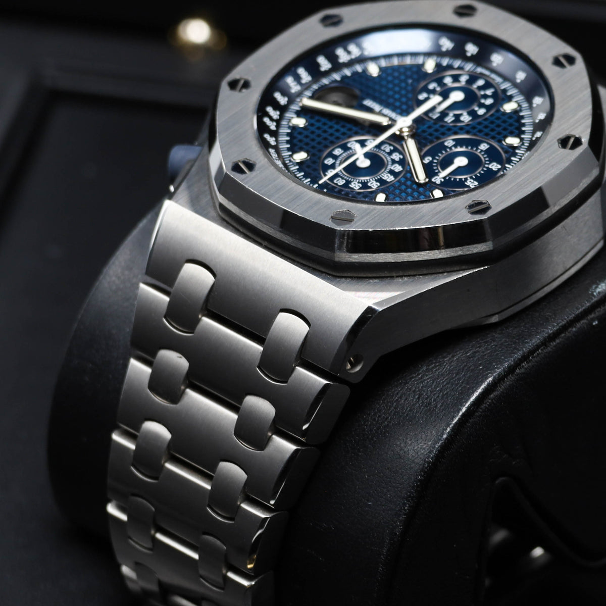 Audemars Piguet Royal Oak Offshore The Beast 2023 Complete 42mm Stainless Steel Blue Méga Tapisserie Dial Stainless Steel Stainless Steel Integrated Bracelet 26237ST