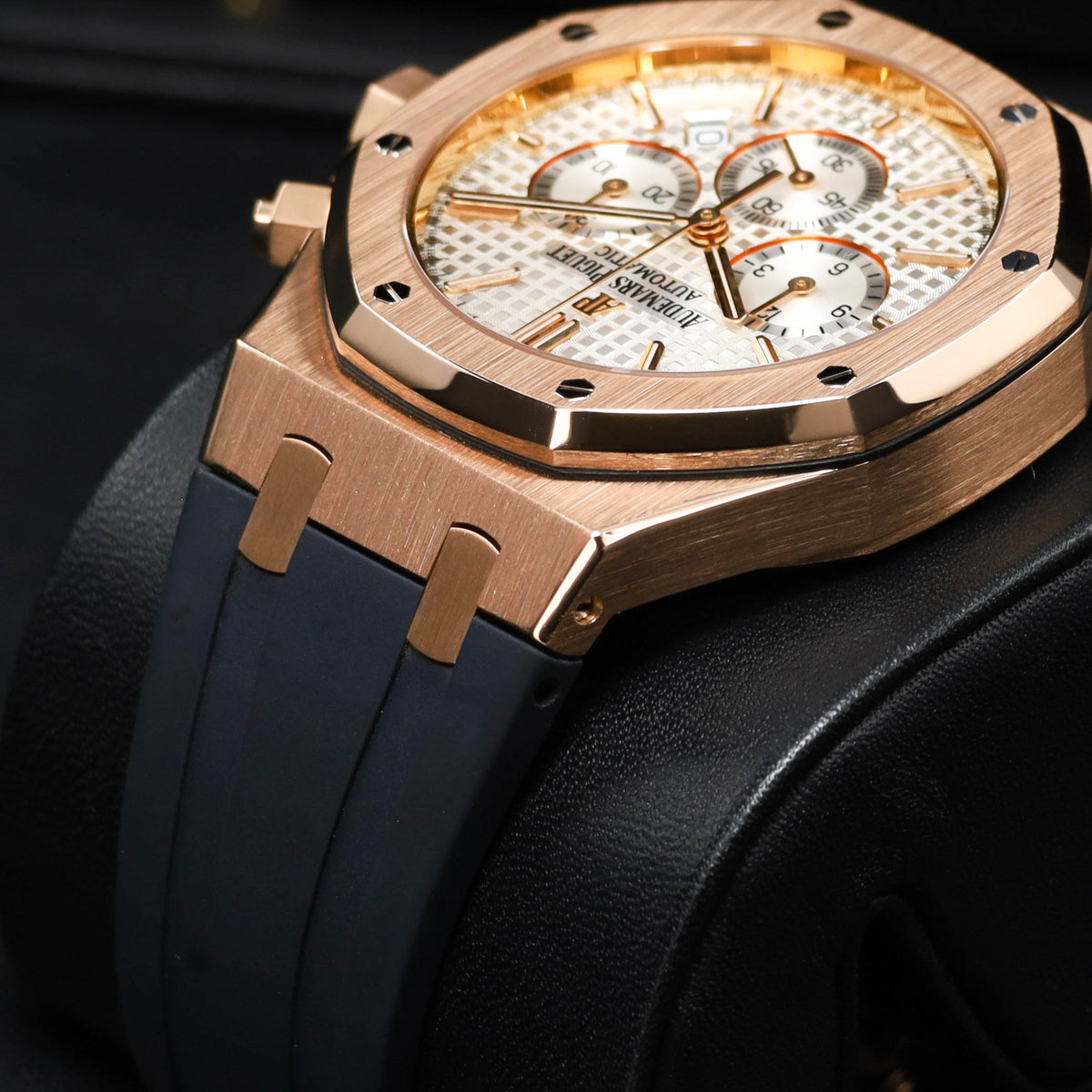 Audemars Piguet Royal Oak 2015 39mm 18k Rose Gold Silver-White Grande Tapisserie Dial 18k Rose Gold Black Rubber Strap 2632OR.OO.D088CR.01