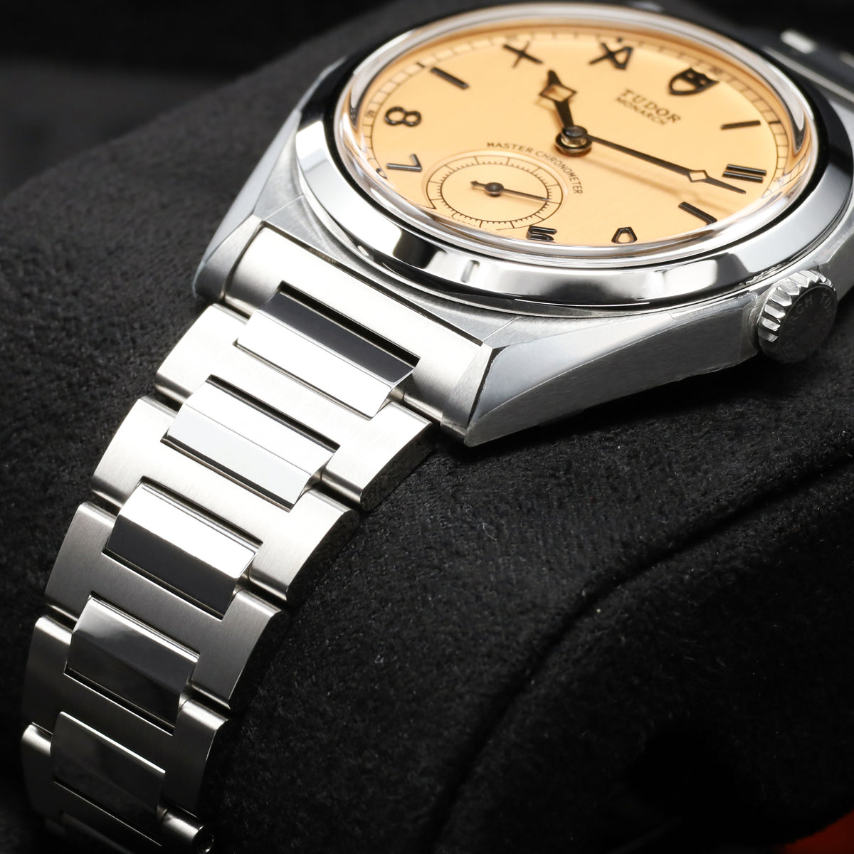 Tudor Monarch 2026 Complete 39mm Stainless Steel Dark Champagne Stainless Steel Stainless Steel Two-Link Bracelet with T-fit Clasp 2639W1A0U