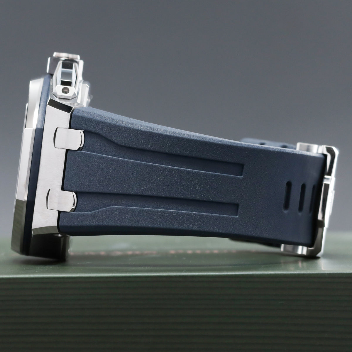 Audemars Piguet Royal Oak Offshore 2023 Complete 43mm Titanium Blue “Méga Tapisserie” Dial Titanium Bezel Blue Rubber Strap 26420TI