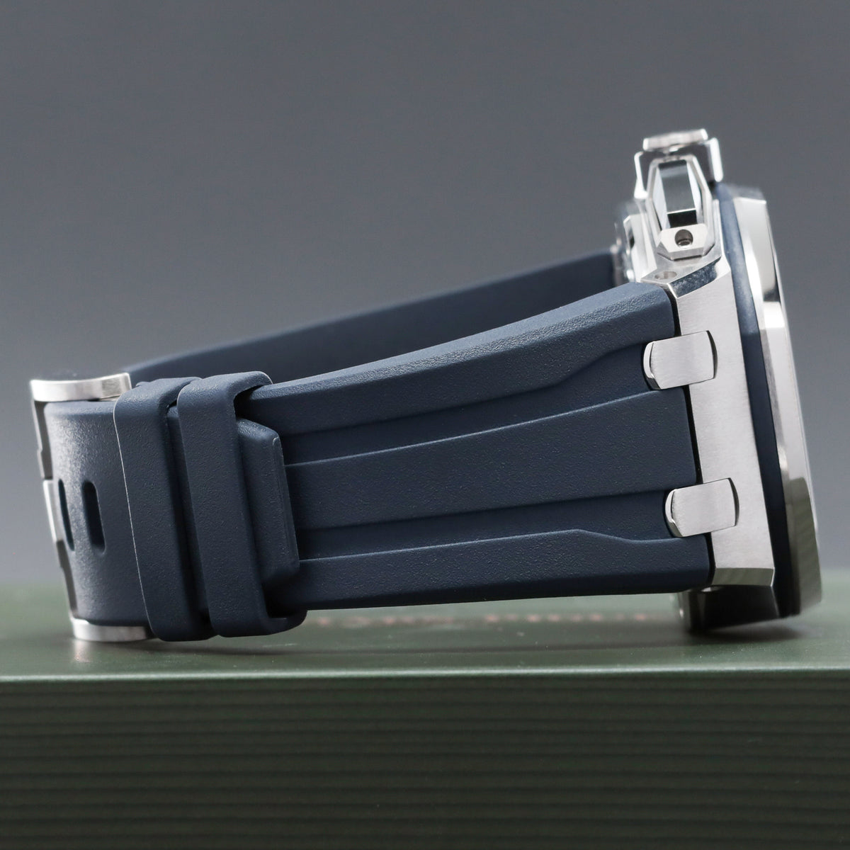 Audemars Piguet Royal Oak Offshore 2023 Complete 43mm Titanium Blue “Méga Tapisserie” Dial Titanium Bezel Blue Rubber Strap 26420TI