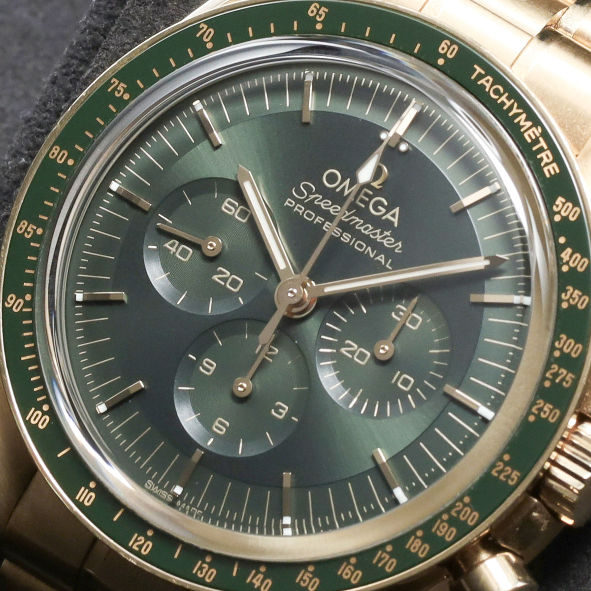 Omega Speedmaster 2022 Complete 42mm 18k Moonshine Gold Green Dial Ceramic Tachymeter Bezel 18k Moonshine Gold Bracelet 310.60.42.50.10.001