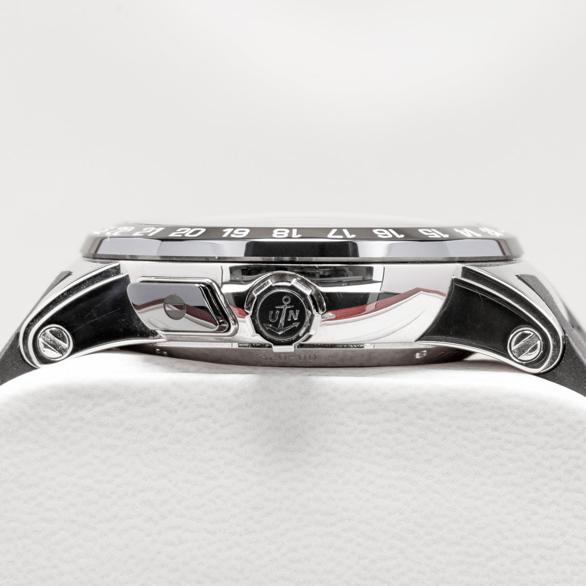 Ulysse Nardin El Toro Complete 43mm Stainless Steel Black Dial Stainless Steel Rubber Strap 320-00