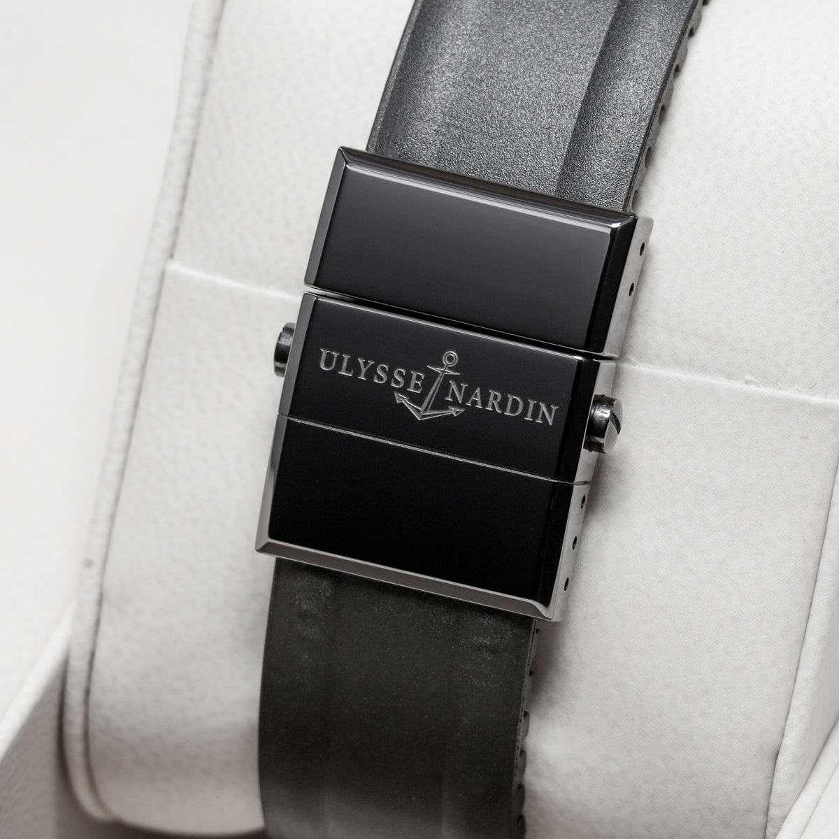 Ulysse Nardin El Toro Complete 43mm Stainless Steel Black Dial Stainless Steel Rubber Strap 320-00