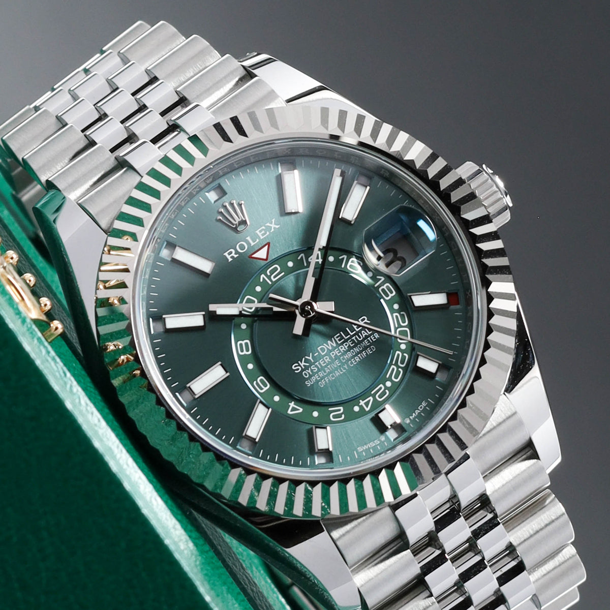 Rolex Sky Dweller 2026 Complete 42mm Oystersteel Mint Green Dial 18k White Gold Fluted Bezel Jubilee Bracelet 336934