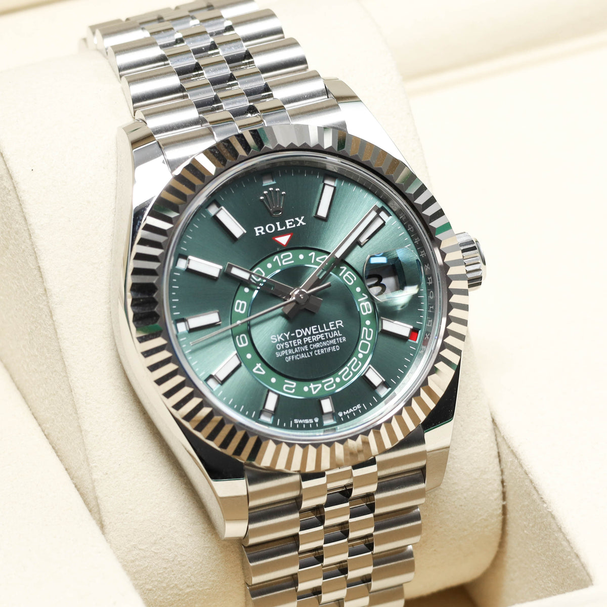 Rolex Sky Dweller 2026 Complete 42mm Oystersteel Mint Green Dial 18k White Gold Fluted Bezel Jubilee Bracelet 336934
