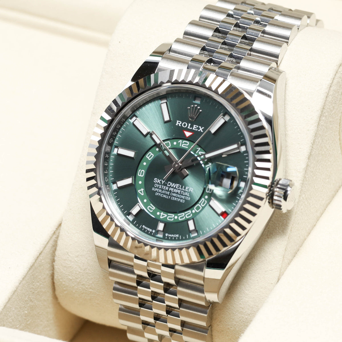 Rolex Sky Dweller 2026 Complete 42mm Oystersteel Mint Green Dial 18k White Gold Fluted Bezel Jubilee Bracelet 336934