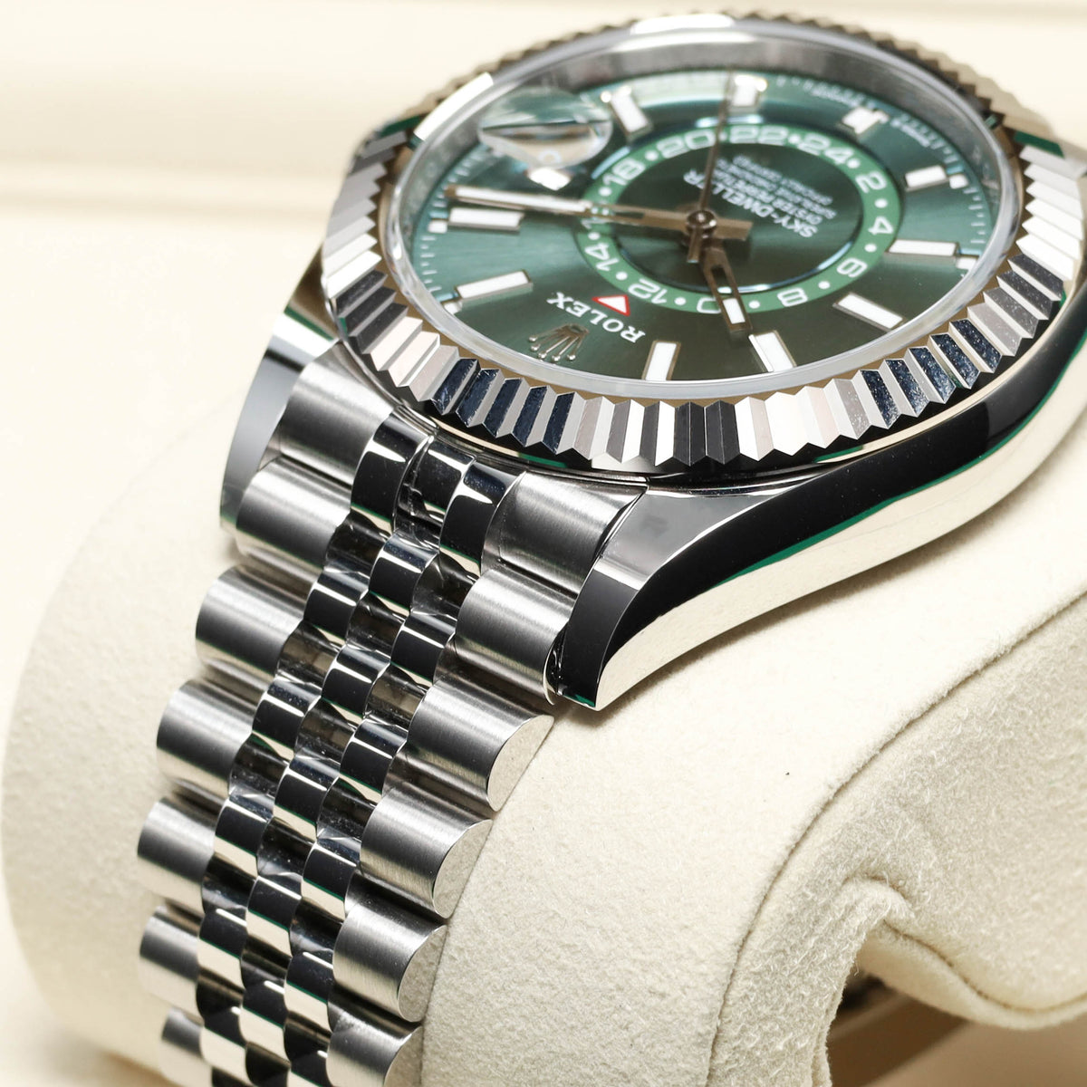 Rolex Sky Dweller 2026 Complete 42mm Oystersteel Mint Green Dial 18k White Gold Fluted Bezel Jubilee Bracelet 336934