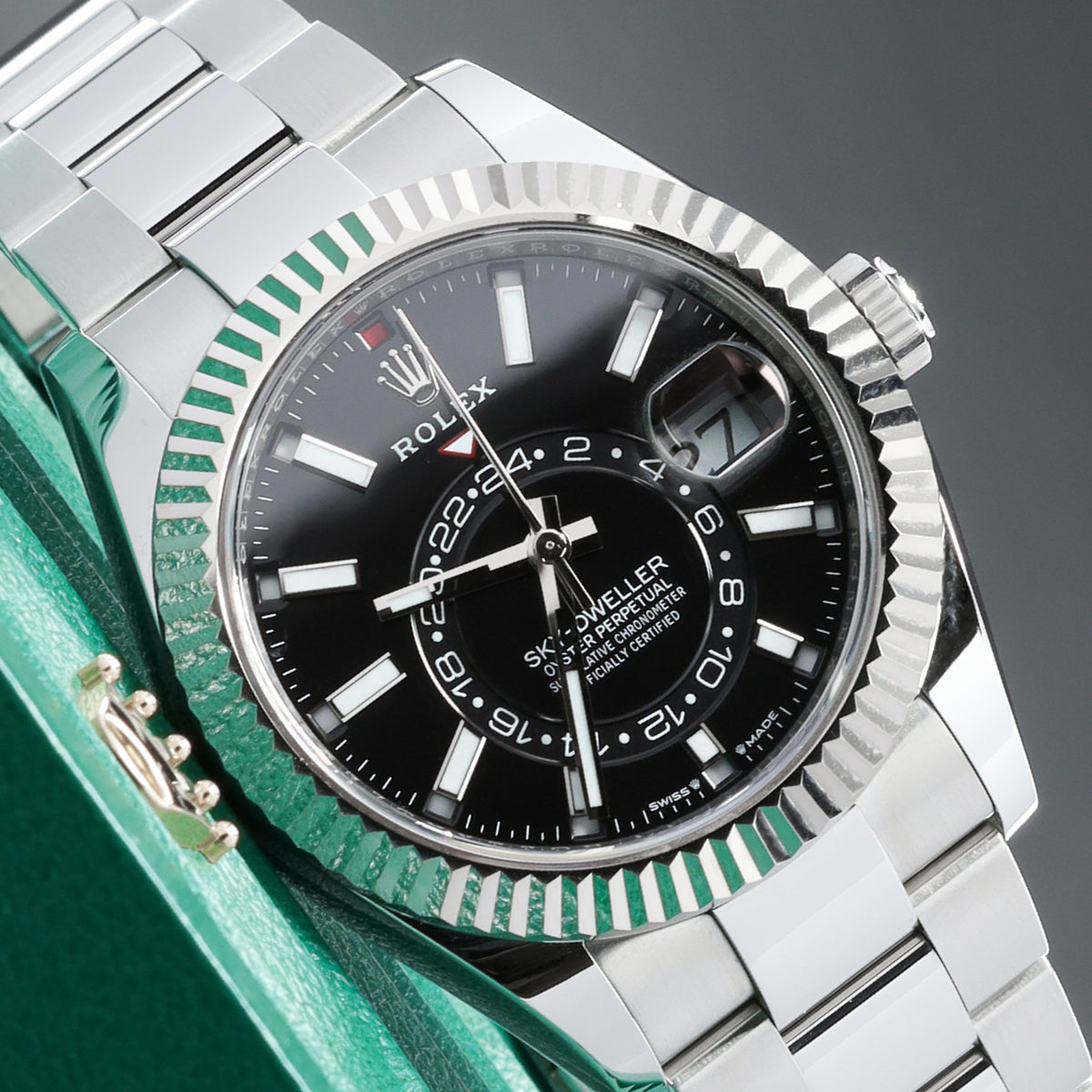 Rolex Sky Dweller 2025 Complete 42mm Oystersteel and White Gold Black Dial White Gold Fluted Ring Command Bezel Oystersteel Oyster Bracelet with Folding Oysterclasp 336934