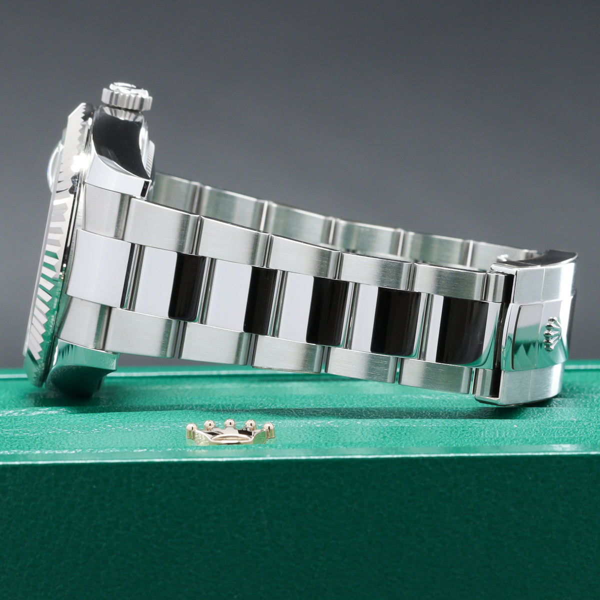 Rolex Sky Dweller 2025 Complete 42mm Oystersteel and White Gold Black Dial White Gold Fluted Ring Command Bezel Oystersteel Oyster Bracelet with Folding Oysterclasp 336934