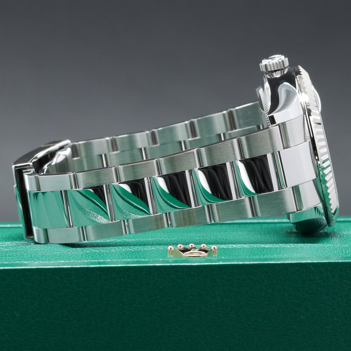 Rolex Sky Dweller 2025 Complete 42mm Oystersteel and White Gold Black Dial White Gold Fluted Ring Command Bezel Oystersteel Oyster Bracelet with Folding Oysterclasp 336934