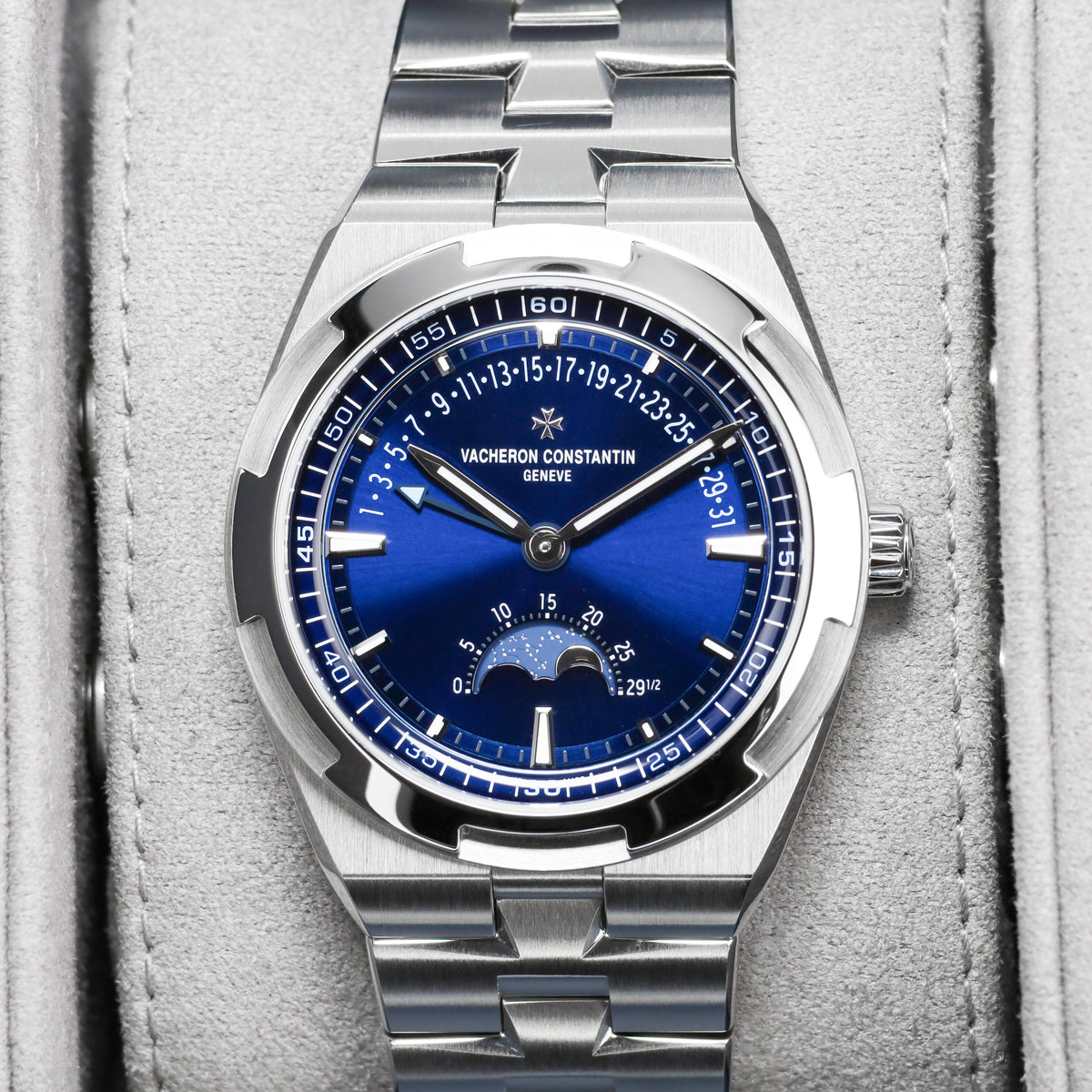Vacheron Constantin Overseas 2025 Complete 41mm Stainless Steel Blue Dial Stainless Steel Maltese Cross-Inspired Bezel Stainless Steel Bracelet with Additional Dark Blue Leather and Rubber Straps 4000V/210A-B911