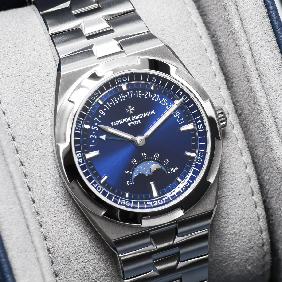 Vacheron Constantin Overseas 2025 Complete 41mm Stainless Steel Blue Dial Stainless Steel Maltese Cross-Inspired Bezel Stainless Steel Bracelet with Additional Dark Blue Leather and Rubber Straps 4000V/210A-B911