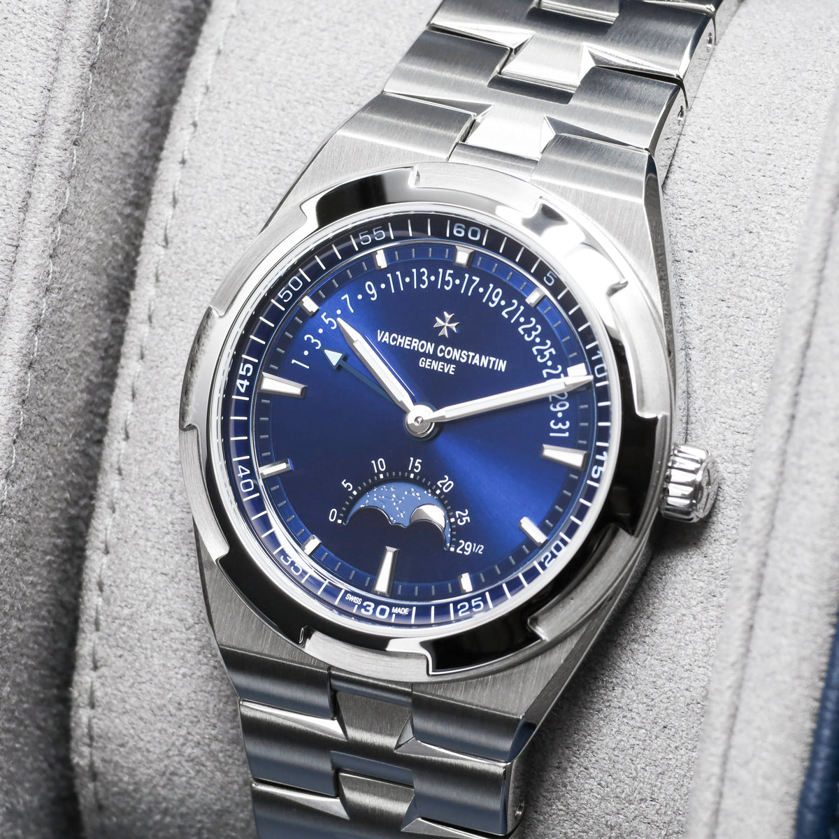 Vacheron Constantin Overseas 2025 Complete 41mm Stainless Steel Blue Dial Stainless Steel Maltese Cross-Inspired Bezel Stainless Steel Bracelet with Additional Dark Blue Leather and Rubber Straps 4000V/210A-B911