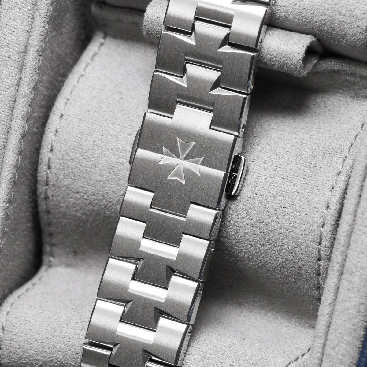 Vacheron Constantin Overseas 2025 Complete 41mm Stainless Steel Blue Dial Stainless Steel Maltese Cross-Inspired Bezel Stainless Steel Bracelet with Additional Dark Blue Leather and Rubber Straps 4000V/210A-B911
