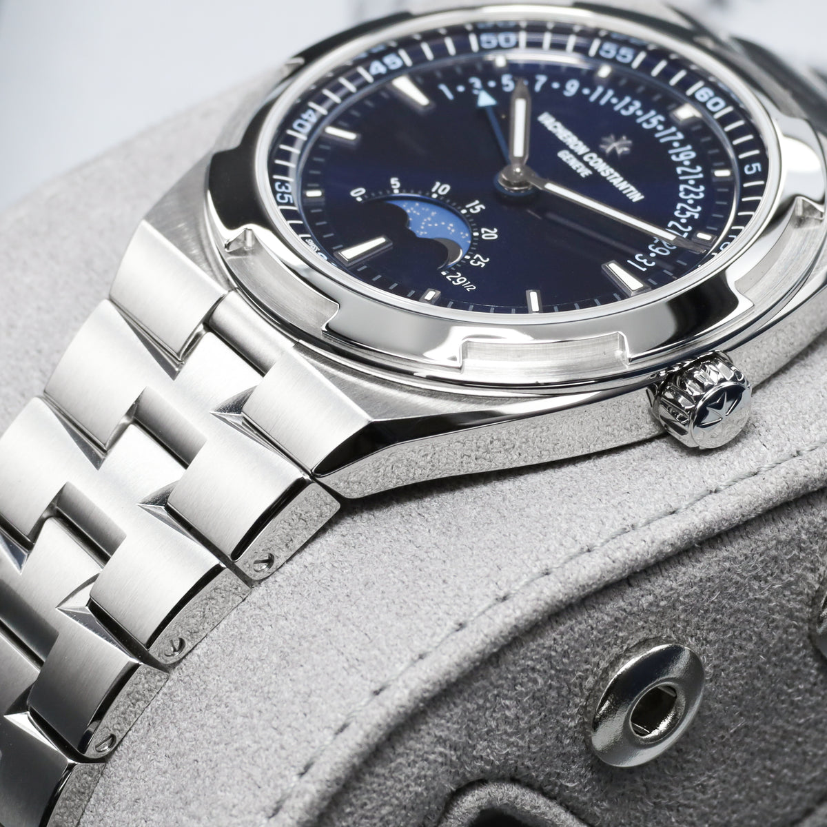 Vacheron Constantin Overseas 2025 Complete 41mm Stainless Steel Blue Dial Stainless Steel Maltese Cross-Inspired Bezel Stainless Steel Bracelet with Additional Dark Blue Leather and Rubber Straps 4000V/210A-B911