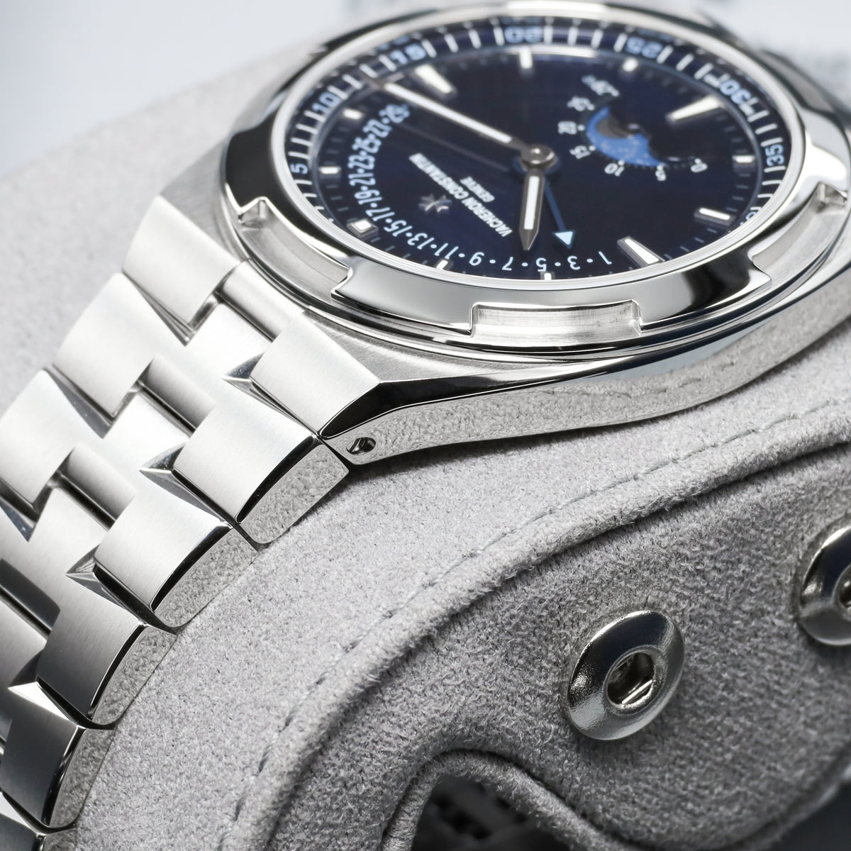 Vacheron Constantin Overseas 2025 Complete 41mm Stainless Steel Blue Dial Stainless Steel Maltese Cross-Inspired Bezel Stainless Steel Bracelet with Additional Dark Blue Leather and Rubber Straps 4000V/210A-B911