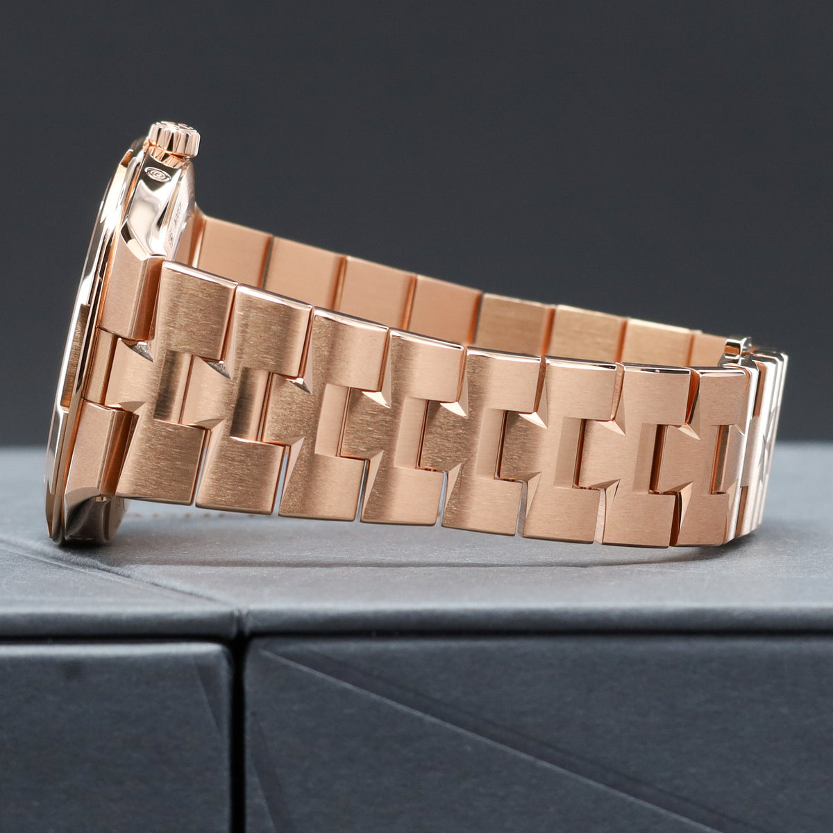 Vacheron Constantin Overseas 2025 Complete 41.5mm 18k Rose Gold Case Champagne Dial 18k Rose Gold Bezel 18k Rose Gold Bracelet 4300V