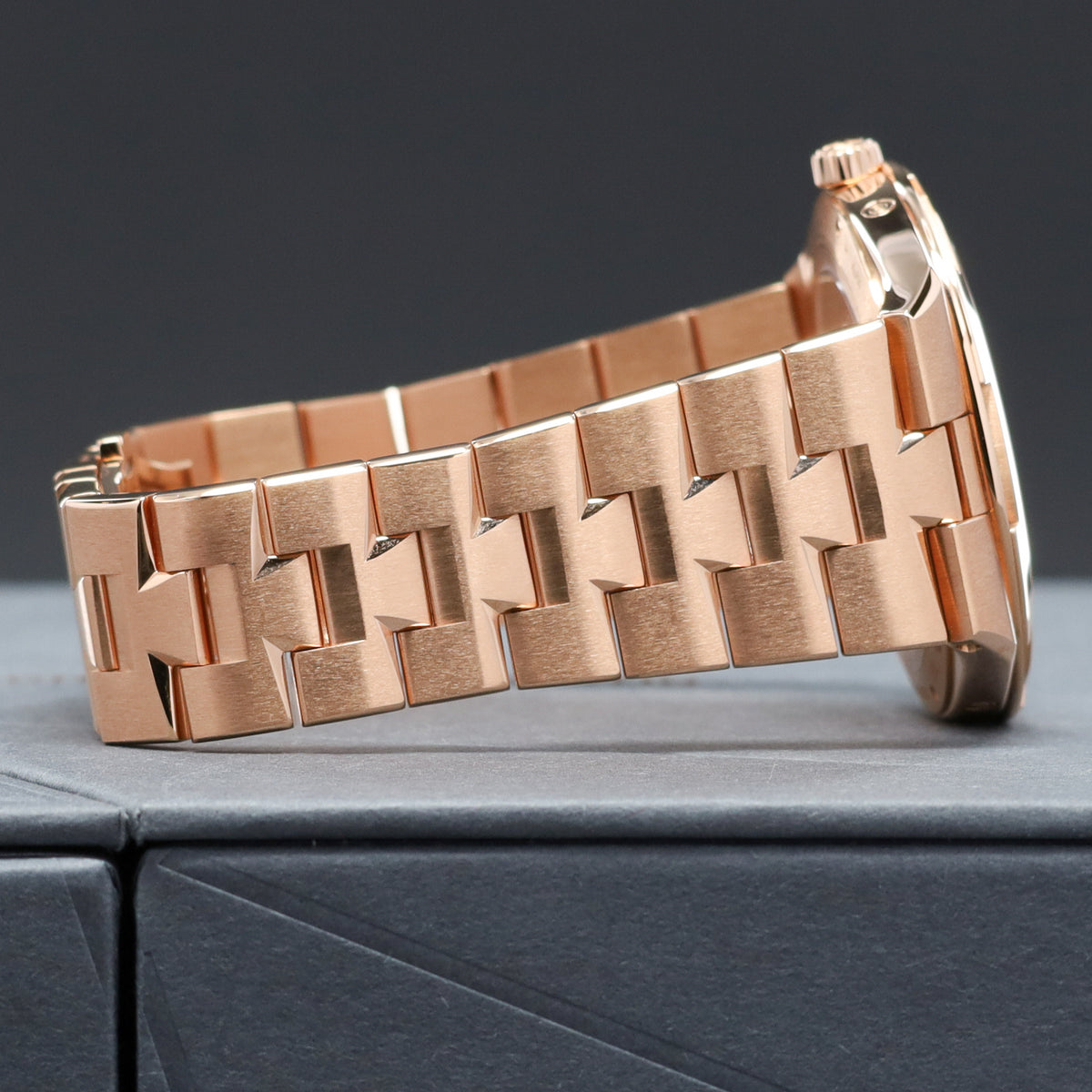 Vacheron Constantin Overseas 2025 Complete 41.5mm 18k Rose Gold Case Champagne Dial 18k Rose Gold Bezel 18k Rose Gold Bracelet 4300V