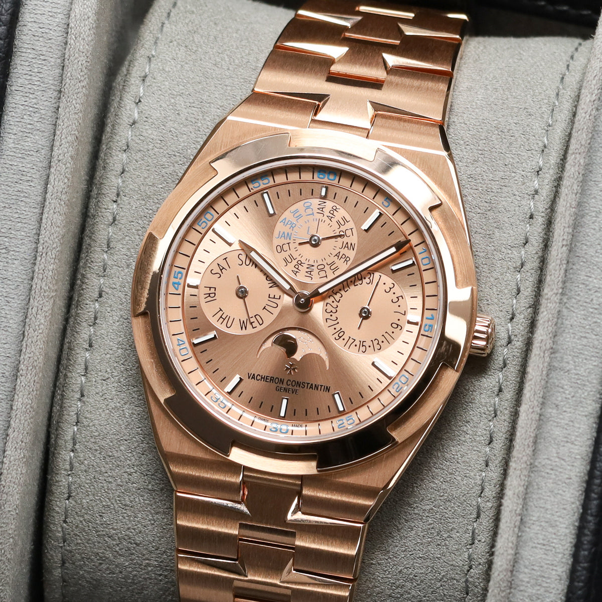 Vacheron Constantin Overseas 2025 Complete 41.5mm 18k Rose Gold Case Champagne Dial 18k Rose Gold Bezel 18k Rose Gold Bracelet 4300V