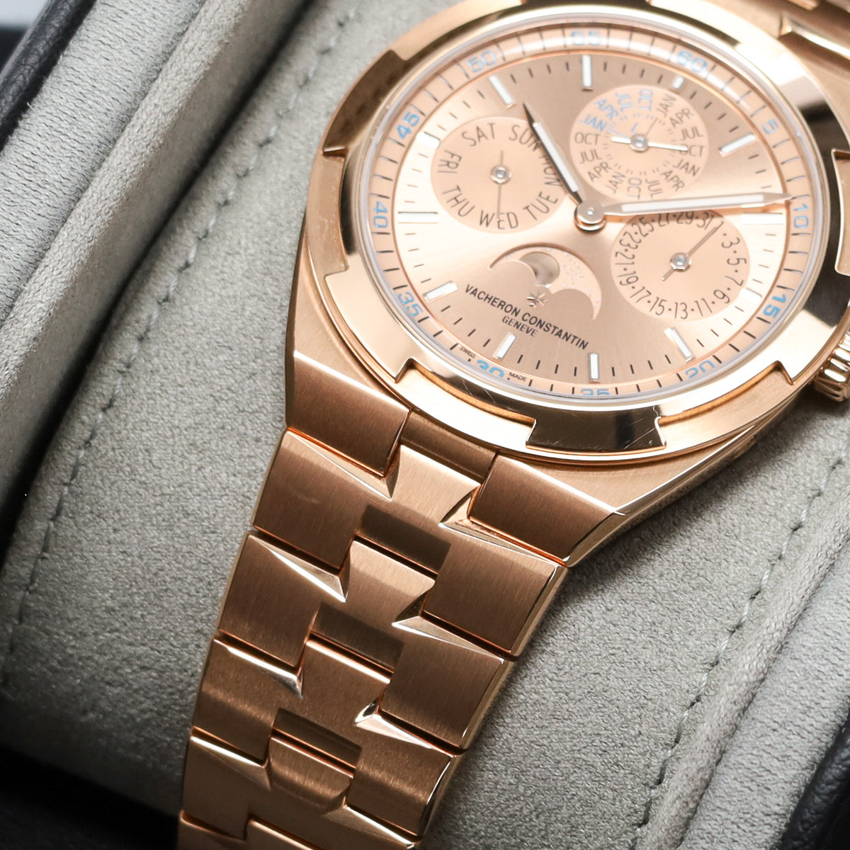Vacheron Constantin Overseas 2025 Complete 41.5mm 18k Rose Gold Case Champagne Dial 18k Rose Gold Bezel 18k Rose Gold Bracelet 4300V